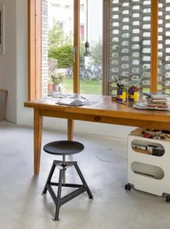 Chemnitz Kruk, In Hoogte Verstelbaar, Monochroom, Zwart Mat/zwart RAL 9005 -Interio Winkel chemnitz kruk hoogte verstelbaar monochroom 2