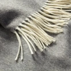 Deken Lamswol Visgraat, Donkergrijs 6 Deken Lamswol Visgraat, Donkergrijs -Interio Winkel deken lamswol visgraat 4