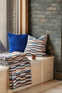 Ida Lamswollen Deken, Blauw -Interio Winkel ida lamswollen deken 3