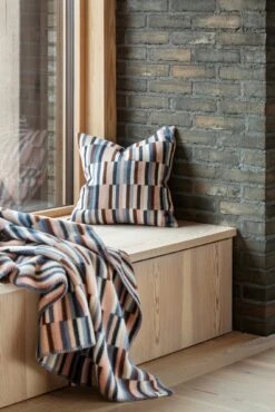 Ida Lamswollen Deken, Blauw -Interio Winkel ida lamswollen deken 4