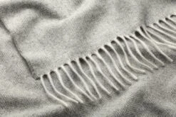 Kasjmier Deken Visgraat, Lichtgrijs 7 Kasjmier Deken Visgraat, Lichtgrijs -Interio Winkel kasjmier deken visgraat 1