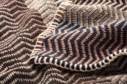 Lamswollen Deken Natuurlijke Tinten Vrij, Zandblauw 16 Lamswollen Deken Natuurlijke Tinten Vrij, Zandblauw -Interio Winkel lamswollen deken natuurlijke tinten vrij 10