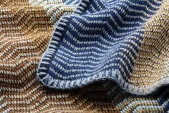 Lamswollen Deken Natuurlijke Tinten Vrij, Blauw-Braun -Interio Winkel lamswollen deken natuurlijke tinten vrij 22