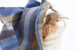 Lamswollen Deken Natuurlijke Tinten Vrij, Blauw-Braun -Interio Winkel lamswollen deken natuurlijke tinten vrij 27