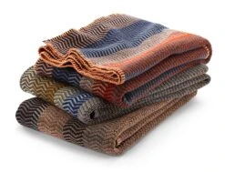 Lamswollen Deken Natuurlijke Tinten Vrij, Rood-Blauw 14 Lamswollen Deken Natuurlijke Tinten Vrij, Rood-Blauw -Interio Winkel lamswollen deken natuurlijke tinten vrij 4