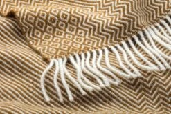 Lamswollen Deken Zigzag Streep Kattefot, Oker 11 Lamswollen Deken Zigzag Streep Kattefot, Oker -Interio Winkel lamswollen deken zigzag streep kattefot 2