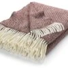 Lamswollen Deken Zigzag Streep Kattefot, Bourgondisch Rood 1 Lamswollen Deken Zigzag Streep Kattefot, Bourgondisch Rood -Interio Winkel lamswollen deken zigzag streep kattefot 21