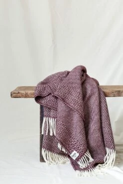 Lamswollen Deken Zigzag Streep Kattefot, Bourgondisch Rood -Interio Winkel lamswollen deken zigzag streep kattefot 25