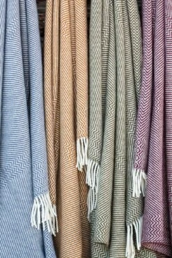 Lamswollen Deken Zigzag Streep Kattefot, Bourgondisch Rood -Interio Winkel lamswollen deken zigzag streep kattefot 27