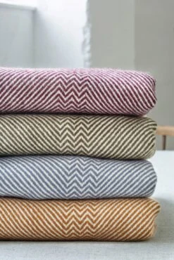 Lamswollen Deken Zigzag Streep Kattefot, Bourgondisch Rood -Interio Winkel lamswollen deken zigzag streep kattefot 28