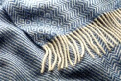 Lamswollen Deken Zigzag Streep Kattefot, Lavendelblauw 12 Lamswollen Deken Zigzag Streep Kattefot, Lavendelblauw -Interio Winkel lamswollen deken zigzag streep kattefot 9