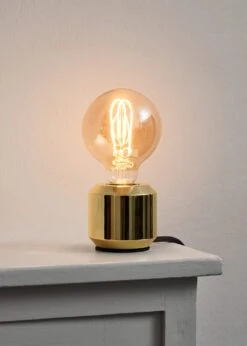 LED-hoofdspiegellamp Globe, Messing -Interio Winkel led hoofdspiegellamp globe messing 2