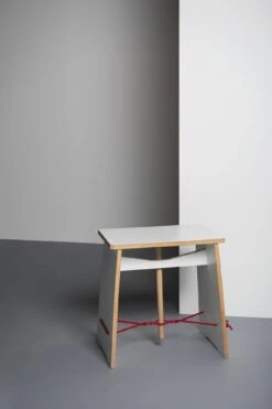 Stool Strammer Max, Wit / Rood -Interio Winkel stool strammer max 2