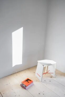 Stool Strammer Max, Wit / Rood -Interio Winkel stool strammer max 3