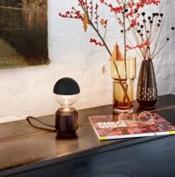 Tafellamp Oskar, Diepzwart RAL 9005 -Interio Winkel tafellamp oskar 2