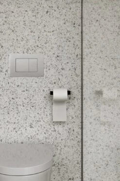 Menu Toiletpapierhouder Standaard, RAL 9005 Gitzwart -Interio Winkel toiletpapierhouder standaard 3