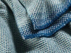 Una Lamswollen Deken, Blauw-grijs 9 Una Lamswollen Deken, Blauw-grijs -Interio Winkel una lamswollen deken 2