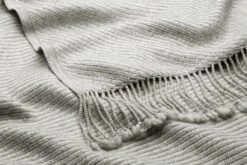 Zuivere Nieuwe Wol Deken Nepal, Lichtgrijs 6 Zuivere Nieuwe Wol Deken Nepal, Lichtgrijs -Interio Winkel zuivere nieuwe wol deken nepal 4